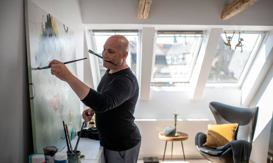 Casper Elisaen, https://jyllands-posten.dk/jpaarhus/ECE12222838/jeg-er-casper-jeg-er-far-jeg-er-kunstner-og-min-kaereste-er-en-mand-saadan-er-det-bare/